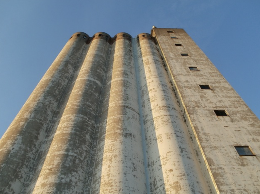 Strengthen The Concrete Silo / Storage Concrete Backed with Metal